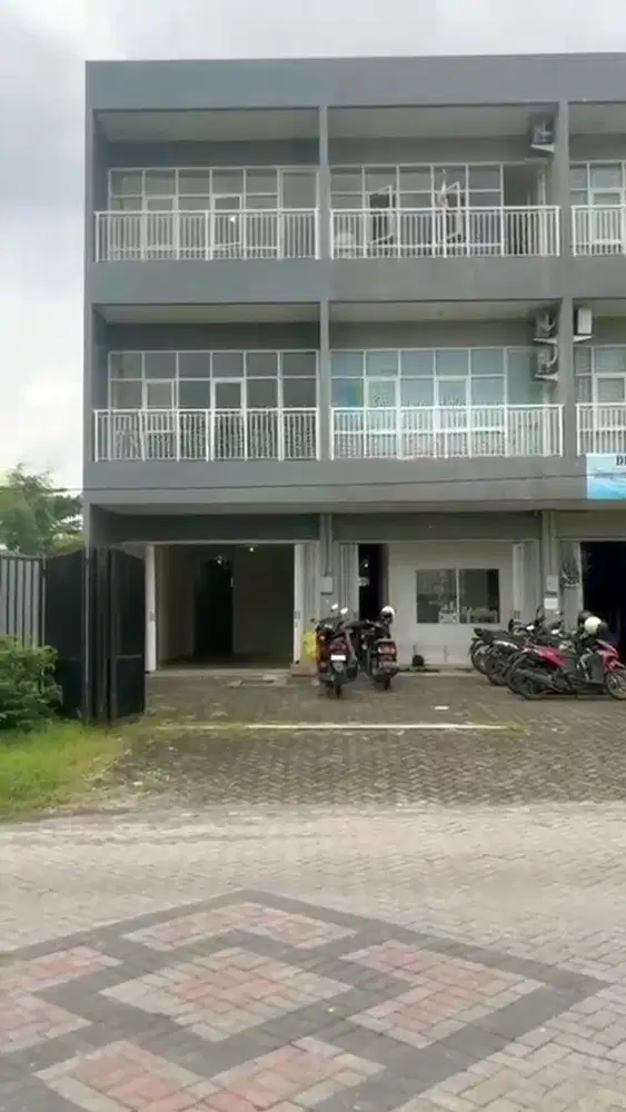 Ruko Siap Usaha di daerah Graha tepatnya di Dian Istana