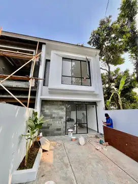 Barang langka! Rumah Mewah Ready dengan Tanah Luas 900 Jutaan