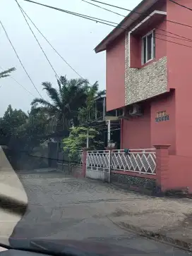 Disewakan rumah 1,5 lantai