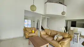 Rumah siap huni di jalan boulevard 2 jalur di Puspita Loka BSD CIty