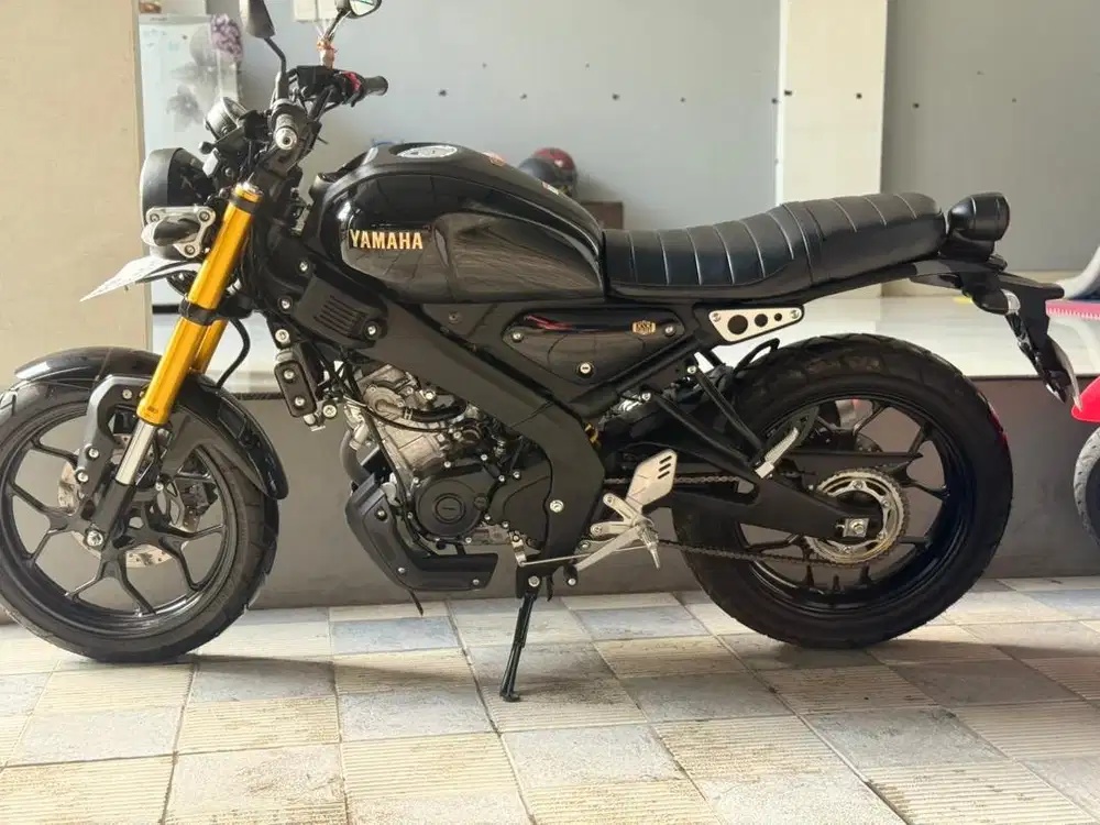 Yamaha XSR 155 gold on black glosy favorit