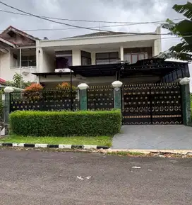 Rumah 2 lantai asri di cinere halaman luas,bebas banjir,one gate