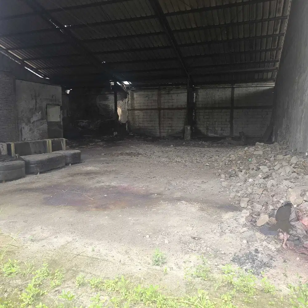 Di jual Gudang GunungN Putri  Pinggir jalan
