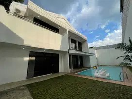 Rumah Mewah di Bangka Kemang dengan kolam renang