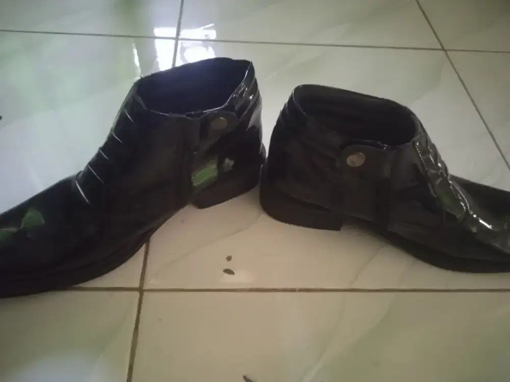 Yuu kali ada minat sepatu PDH ya