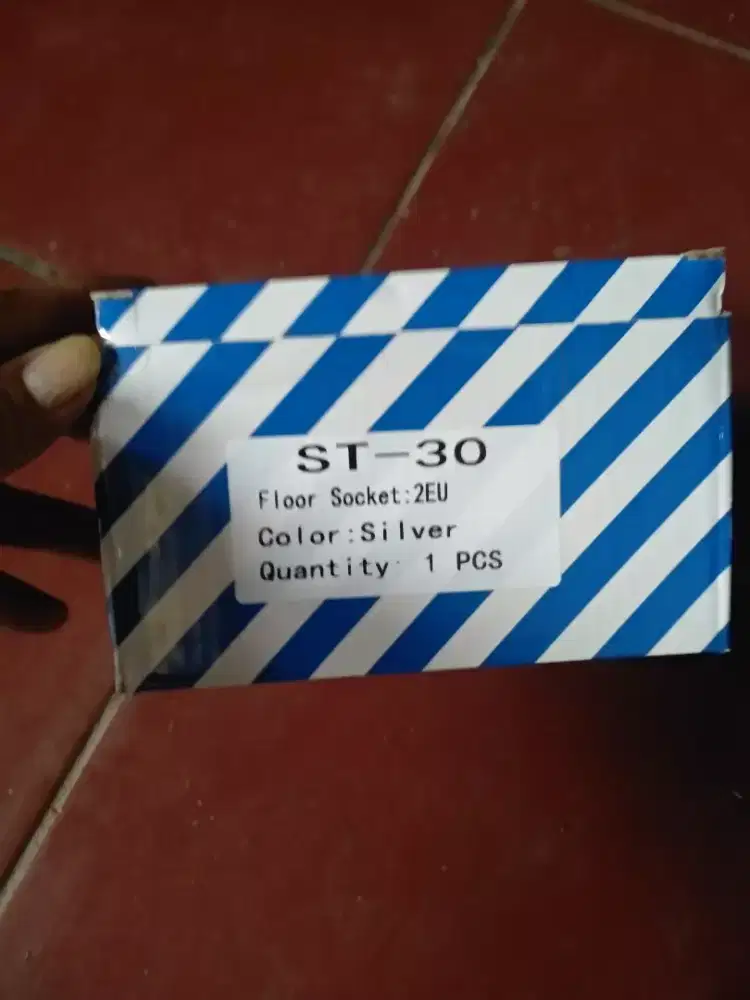 Stop kontak lantai. Dua lobang