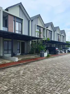 Rumah dua lantai fasilitas club house kolam renang.