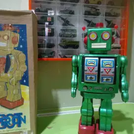 Robot kaleng jadul vintage