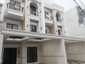 Rumah mewah di Ciganjur  siap huni akses 2 mobil 5 menit toll Brigif