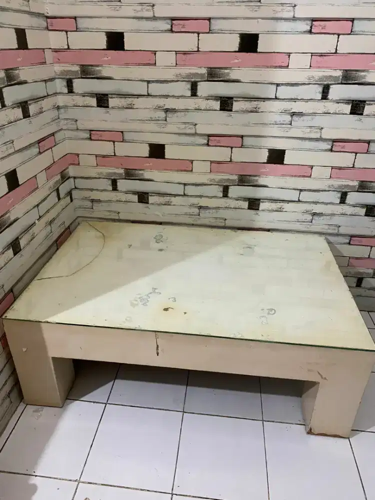 Meja kayu tebal