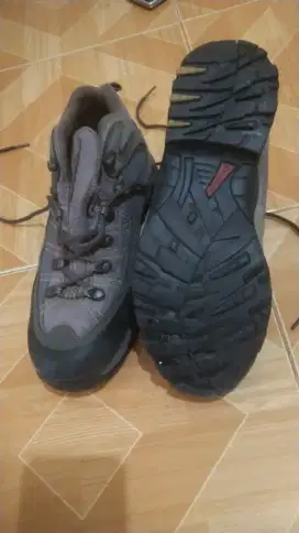 Sepatu gunung pria