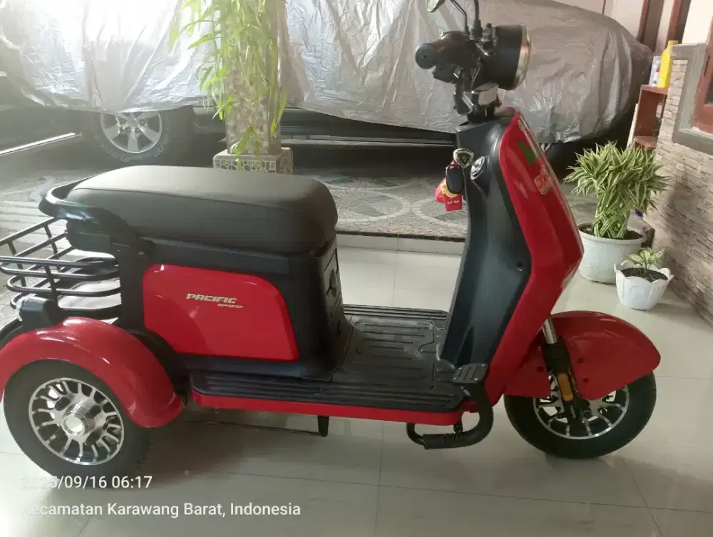 Sepeda motor listrik roda tiga
