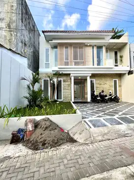 Rumah Baru Halaman Luas dekat Hyatt Regency Palagan