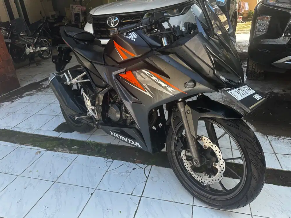 Honda CBR 150R R 2018 ISTIMEWA TANGAN 1