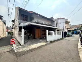Dijual Rumah Siap Huni Depan Taman, Lokasi Strategis Daerah Tebet