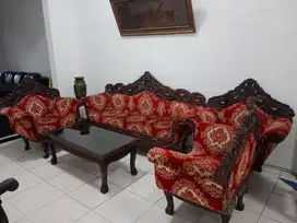 Kursi Klasik Jati Tua dan Lemari Informa