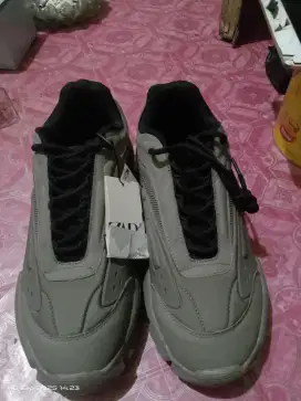 Sepatu zara pria ukuran 41