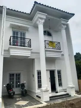 Dijual Rumah 2 lantai sangat model klasik Cipayung Jakarta Timur