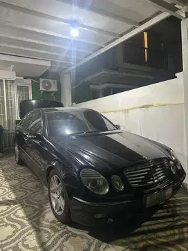 Di Jual Mobil Sedan Mercedes Benz / Mercy E280