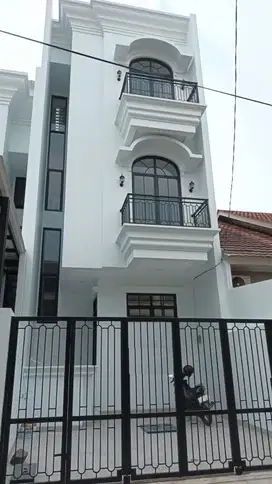 TAMAN RATU, DIJUAL RUMAH BARU 5 X 18 JALAN 2 MOBIL, DEKAT KEBON JERUK