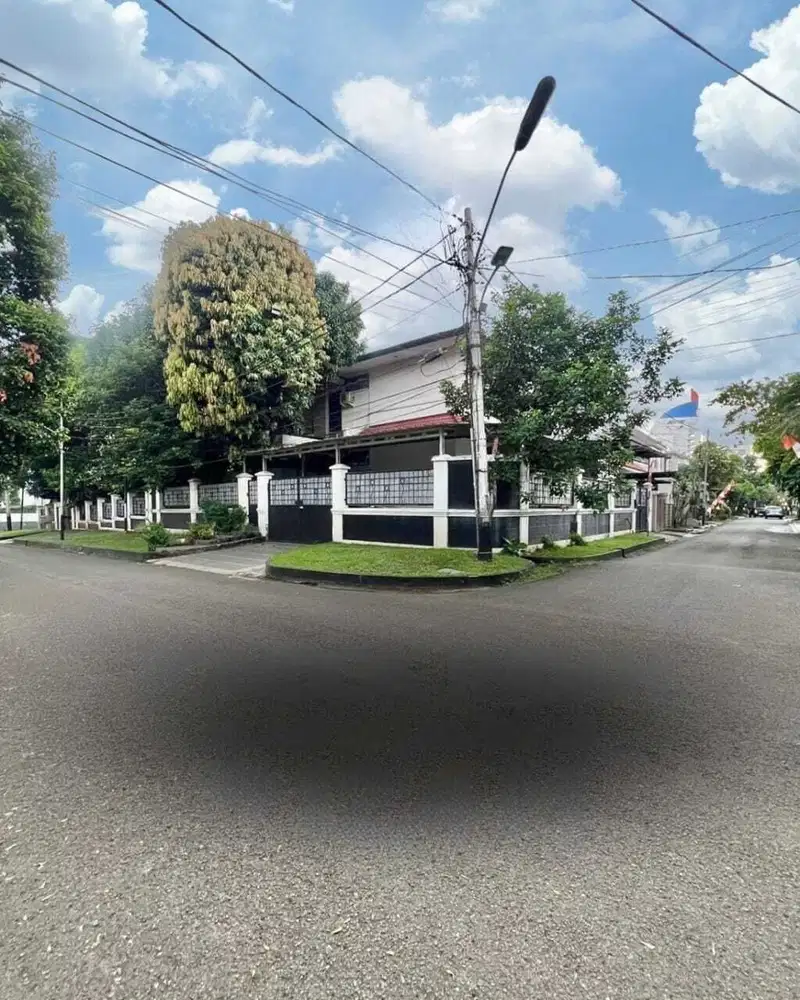 RUMAH 2 LANTAI HARGA MENDEKATI NJOP POSISI HEOK DI PONDOK INDAH