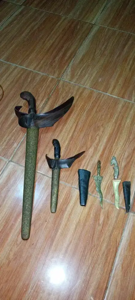 Dijual semuanya keris