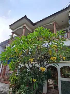 Dijual BU Rumah 3 lantai depan taman di Kelapa Gading
