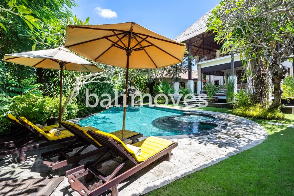 Villa Luas Klasik & Mewah 4 Kamar Tidur Di Padang Galak
