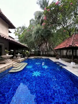 Pondok Indah - Tropical House Lokasi Strategis Posisi Hoek