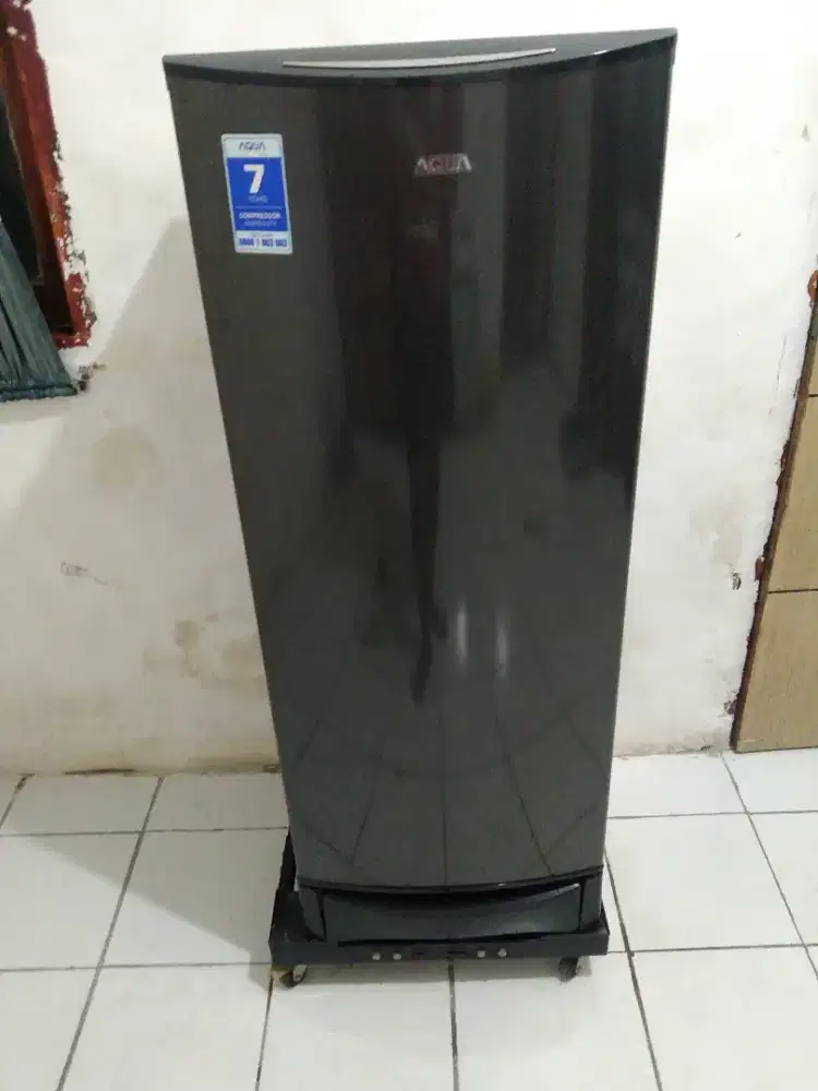 Jual cepat kulkas AQUA 1 pintu + alas roda