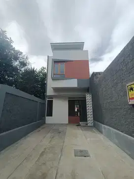 Jual Rumah mewah 2 lantai pinggir jln utama Ciwaru Cilengkrang Kodya