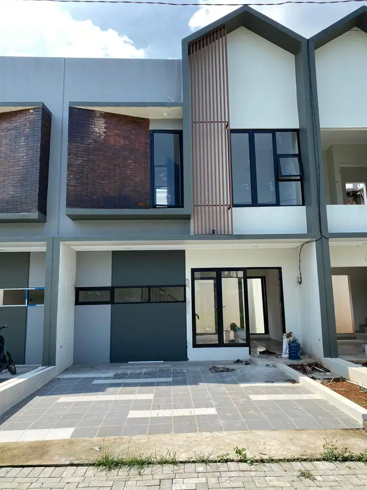 Rumah 2 lantai siap huni dekat stasiun rawabuntu dan pintu tol