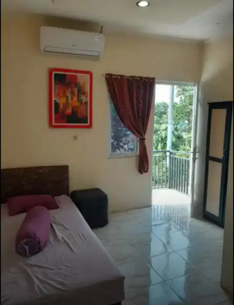 Disewakan kamar kost lokasi strategis dipinggir jalan utama