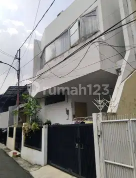 Dijual Rumah SHM 2 Lantai 3 Kamar Tanjung Duren Jakarta Barat