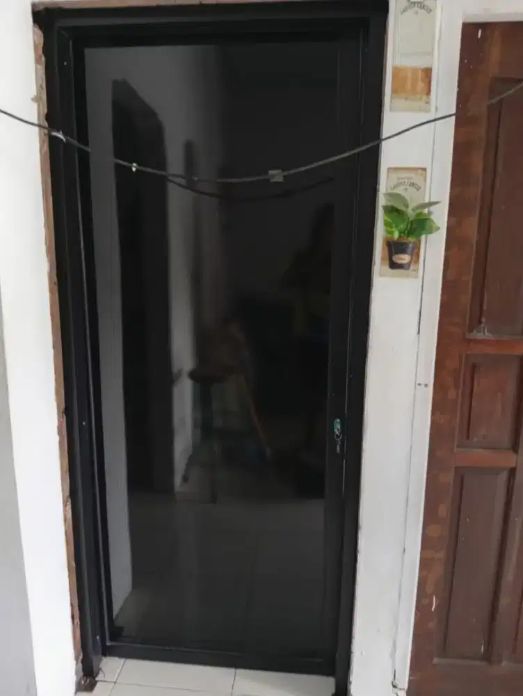 Pintu sleding aluminium hitam