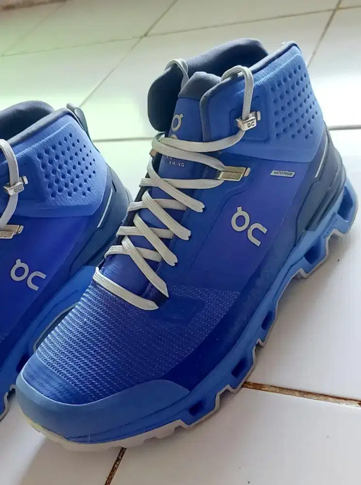 Sepatu ON CLOUDROCK hiking.