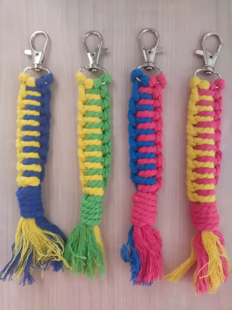 Gantungan kunci macrame
