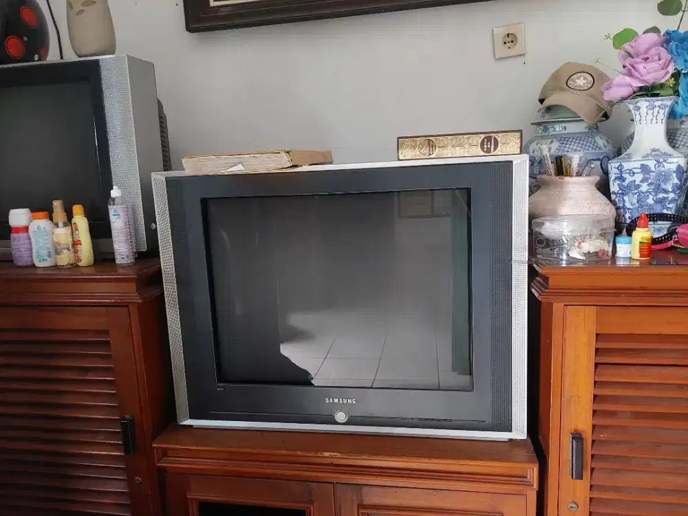 Televisi Lama Merek Samsung