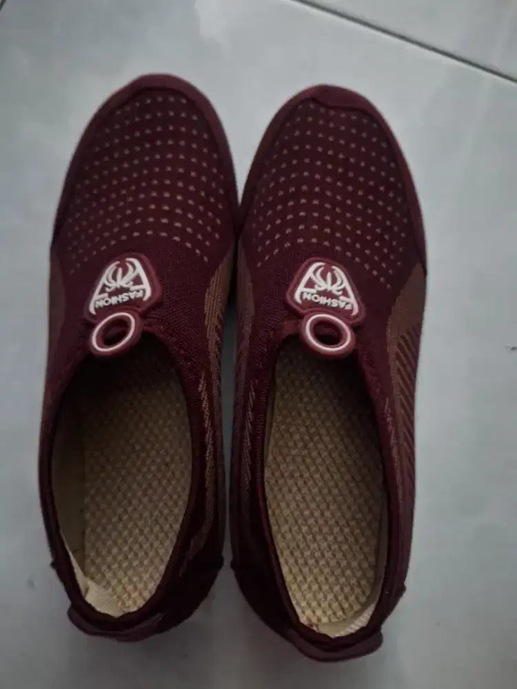 Sepatu wanita ukuran 39