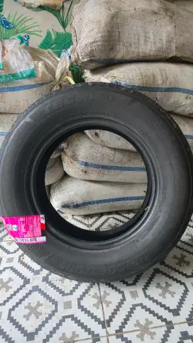 Ban Bridgestone 185 70 R14 masih bagus tidak ada bekas tambalan