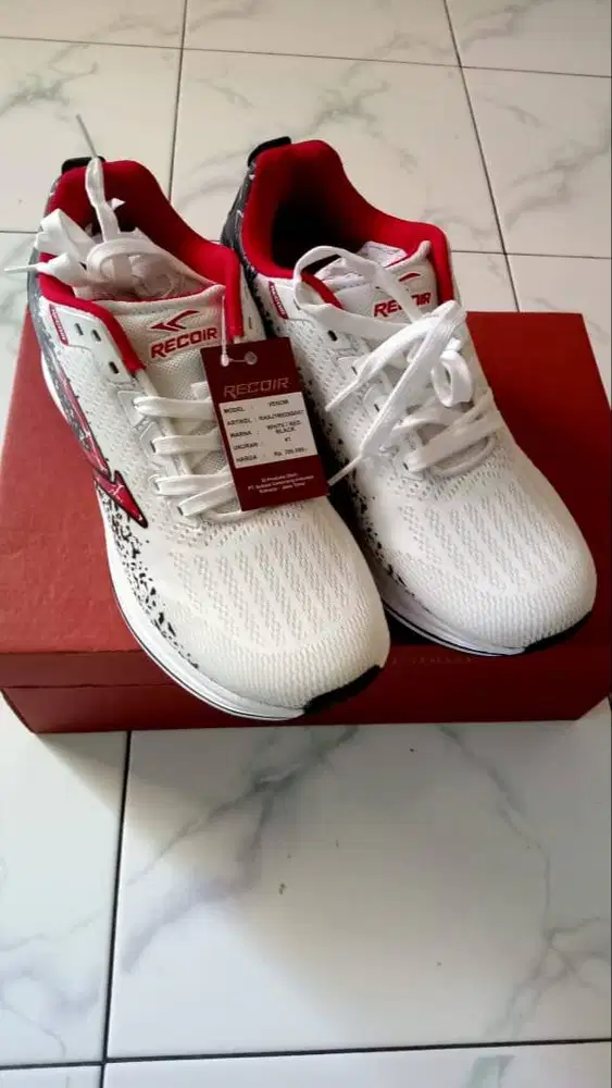 Dijual sepatu olahraga lari kondisi BARU belum pernah pakai.