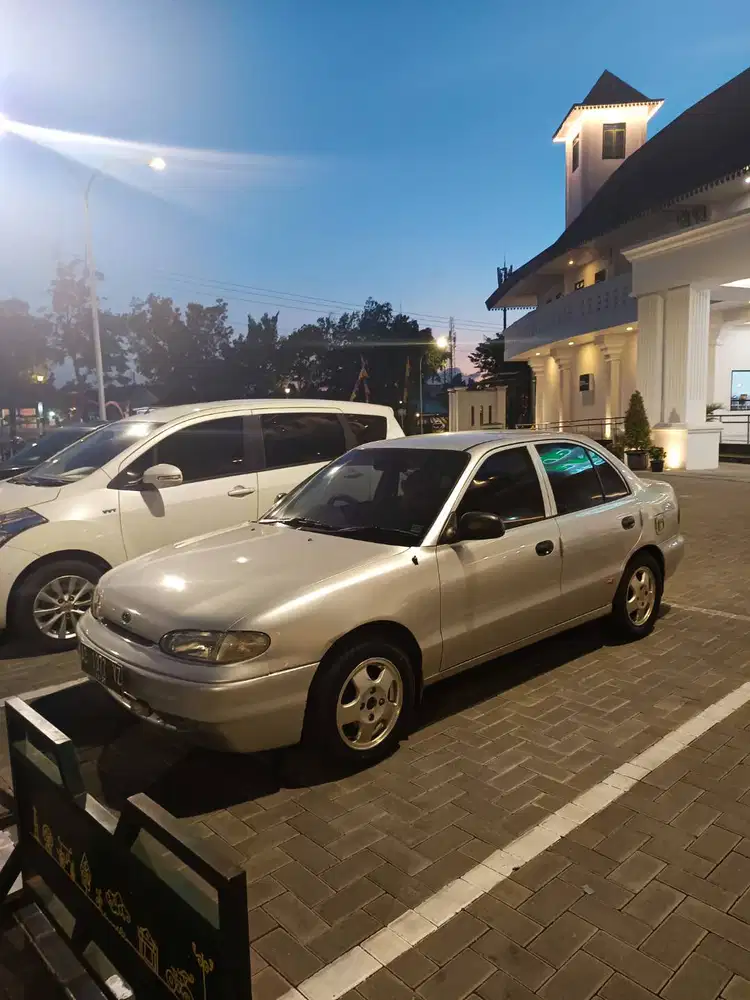 Sedan Hyundai Accent Istimewa tangan pertama dari baru