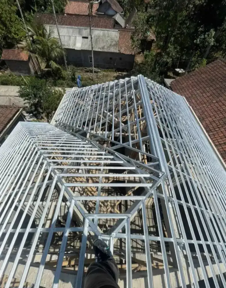 Pemasangan atap baja ringan dan plafon PVC