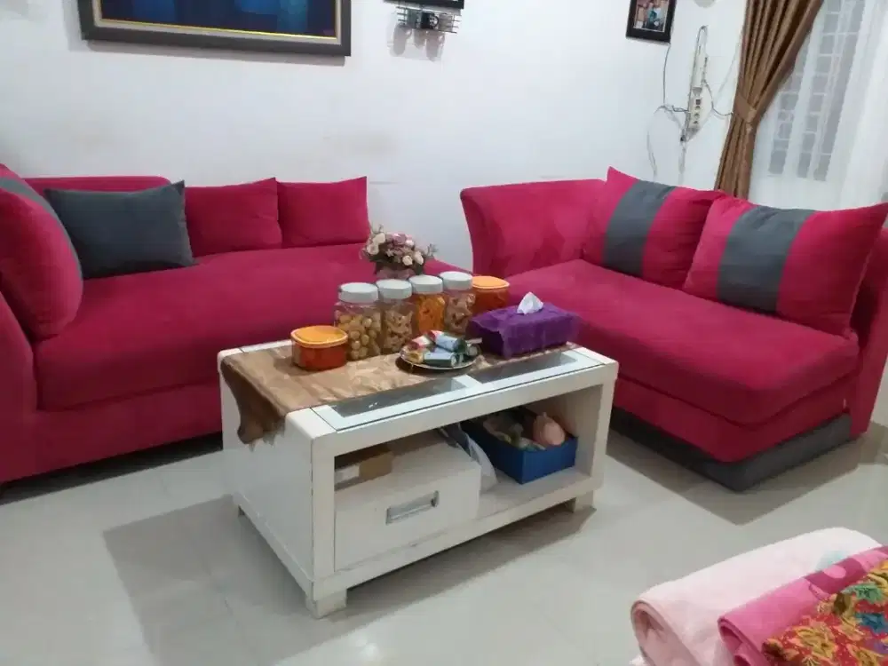 Sofa bed warna pink fusia dan abu dan meja putih