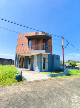 VILLA 3 LANTAI + KOLAM RENANG KOTA BATU DEKAT BNS DAN JTP