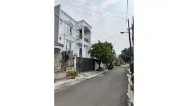 Rumah Kayu Putih Utara, Pulo Gadung Lokasi tenang, rumah sudah tinggi
