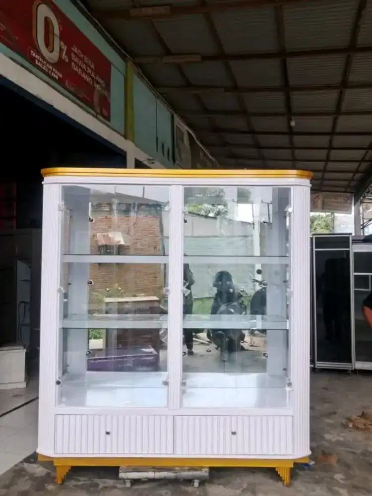 LEMARI KRISTAL PUTIH