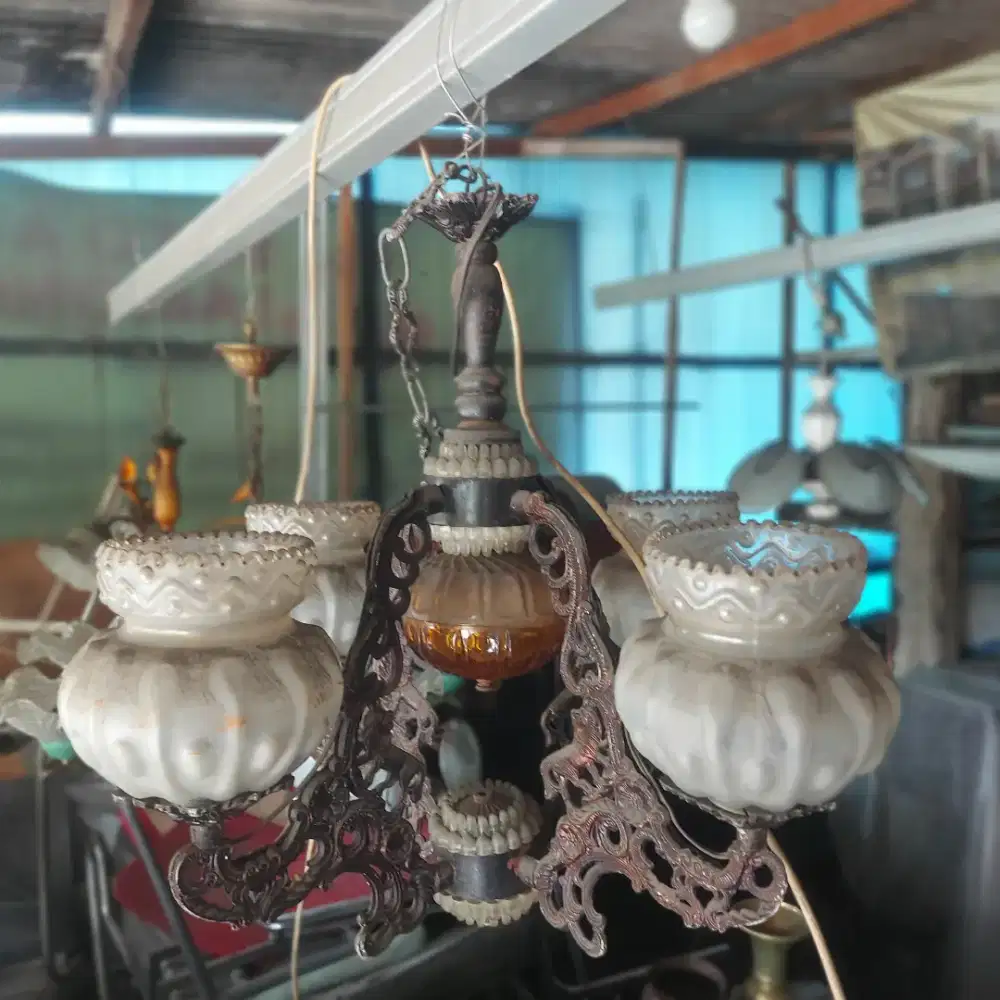 Vintage Lampu Gantung Cabang 4 Dekorasi Pajangan Kuno • Classic Lamp