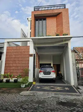 Dijual rumah full furnished lokasi Sby Barat di Graha Suryananta