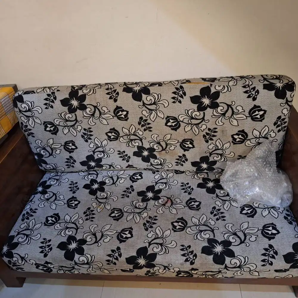 Dijual 1 sofa  panjang dan 2 pendek kayu bagus